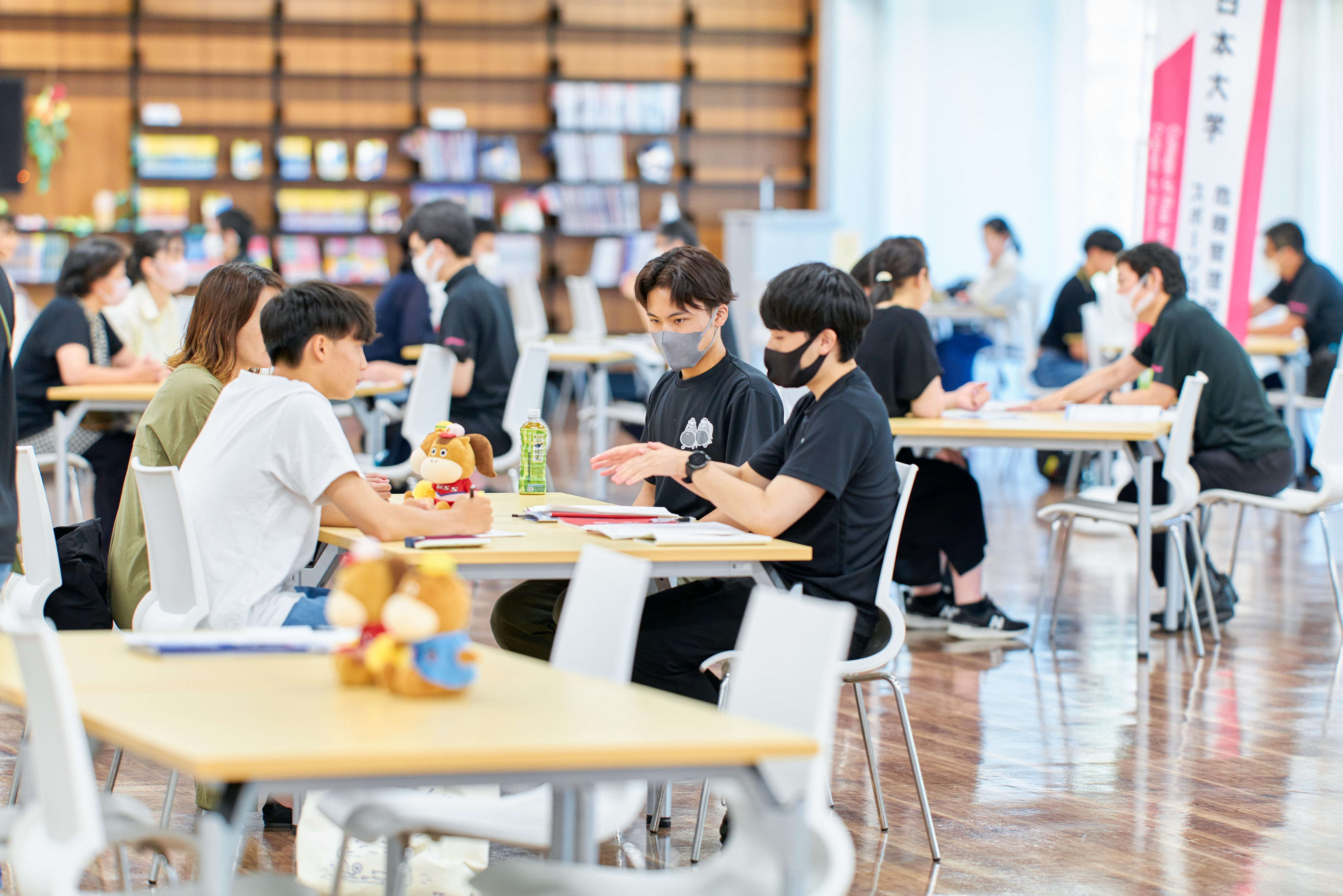 学生が高校生に説明している様子