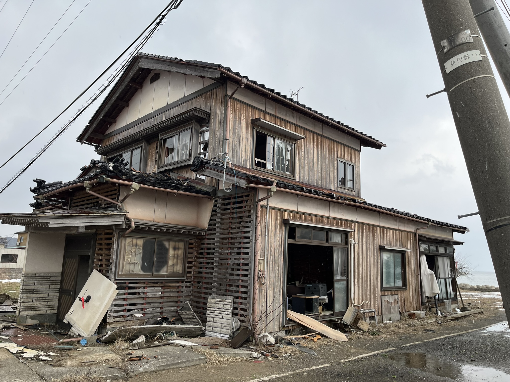倒壊している家屋
