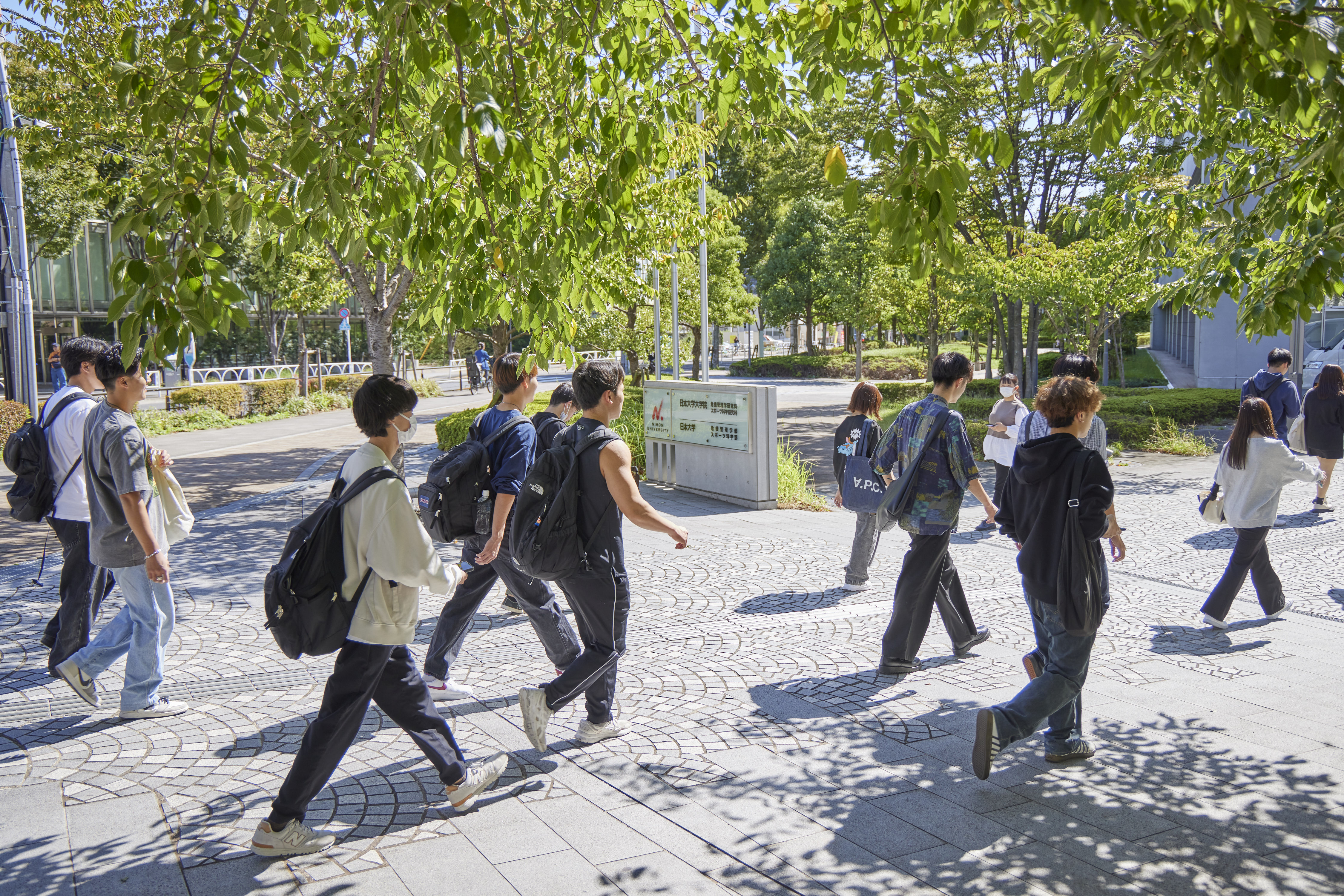 学生がキャンパスに向かっている様子