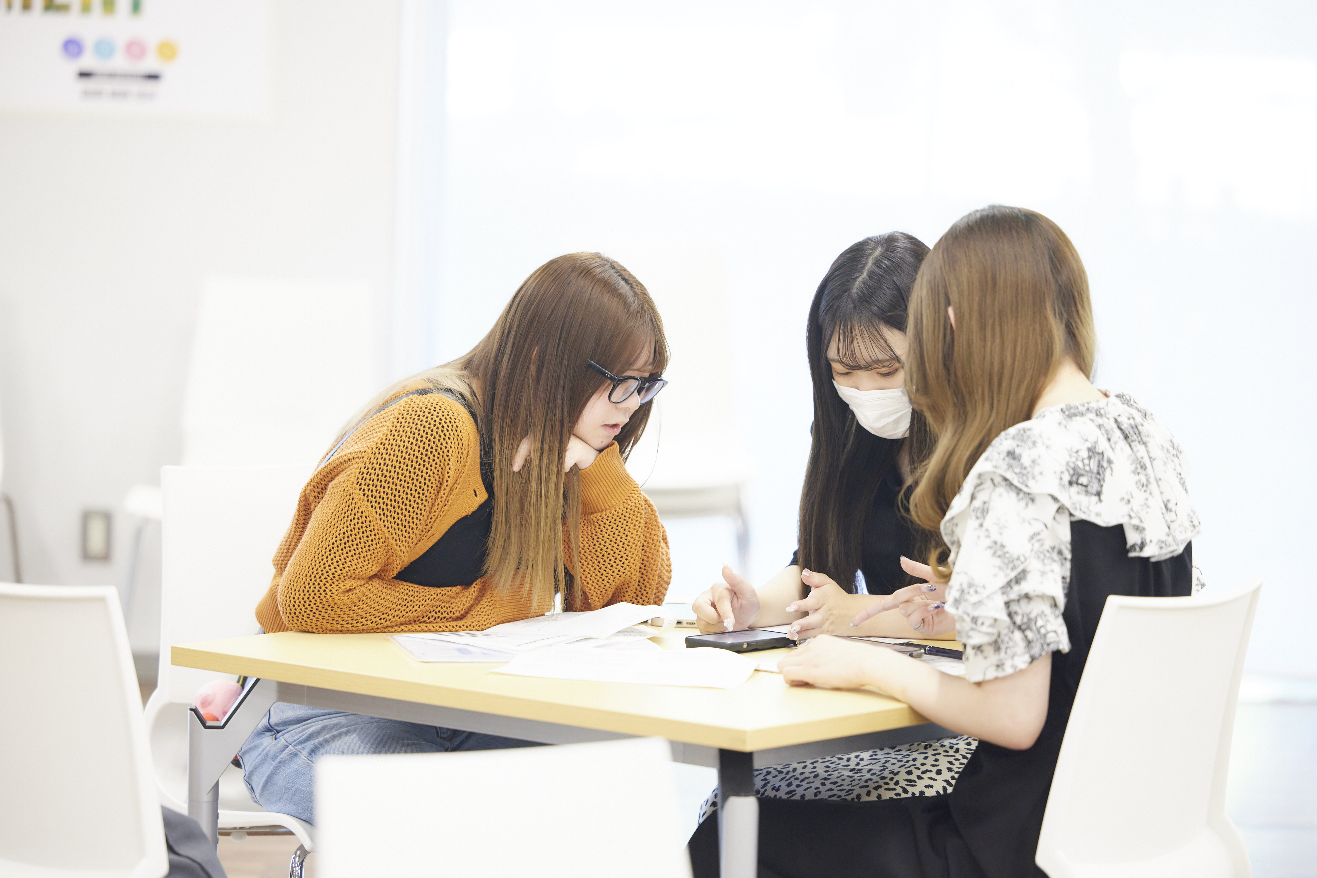 学生３名話している様子